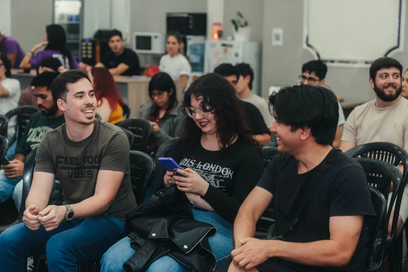 Estudiantes del Bootcamp 4.0 charlando antes de una clase