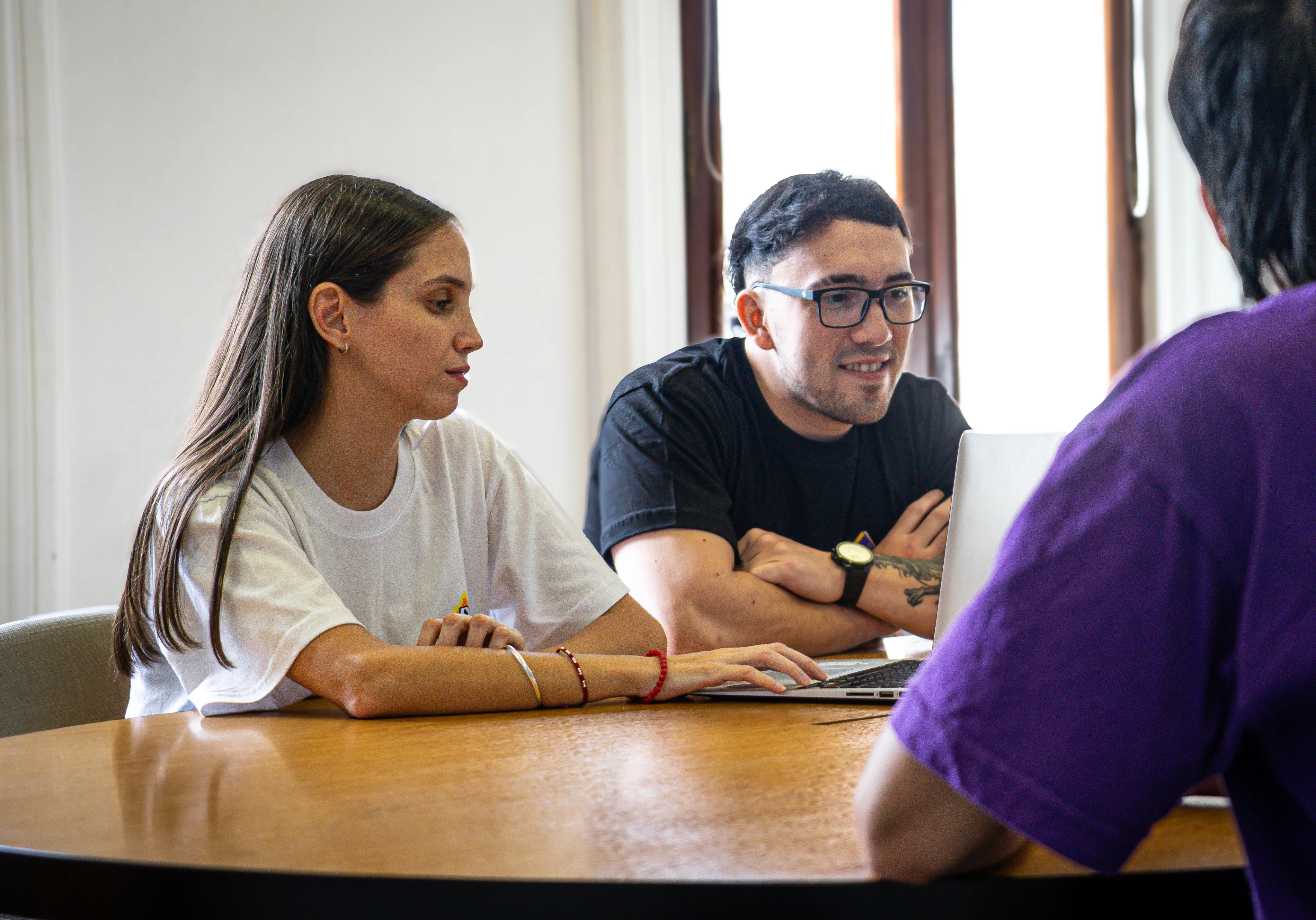 Dos estudiantes trabajando juntos en una notebook