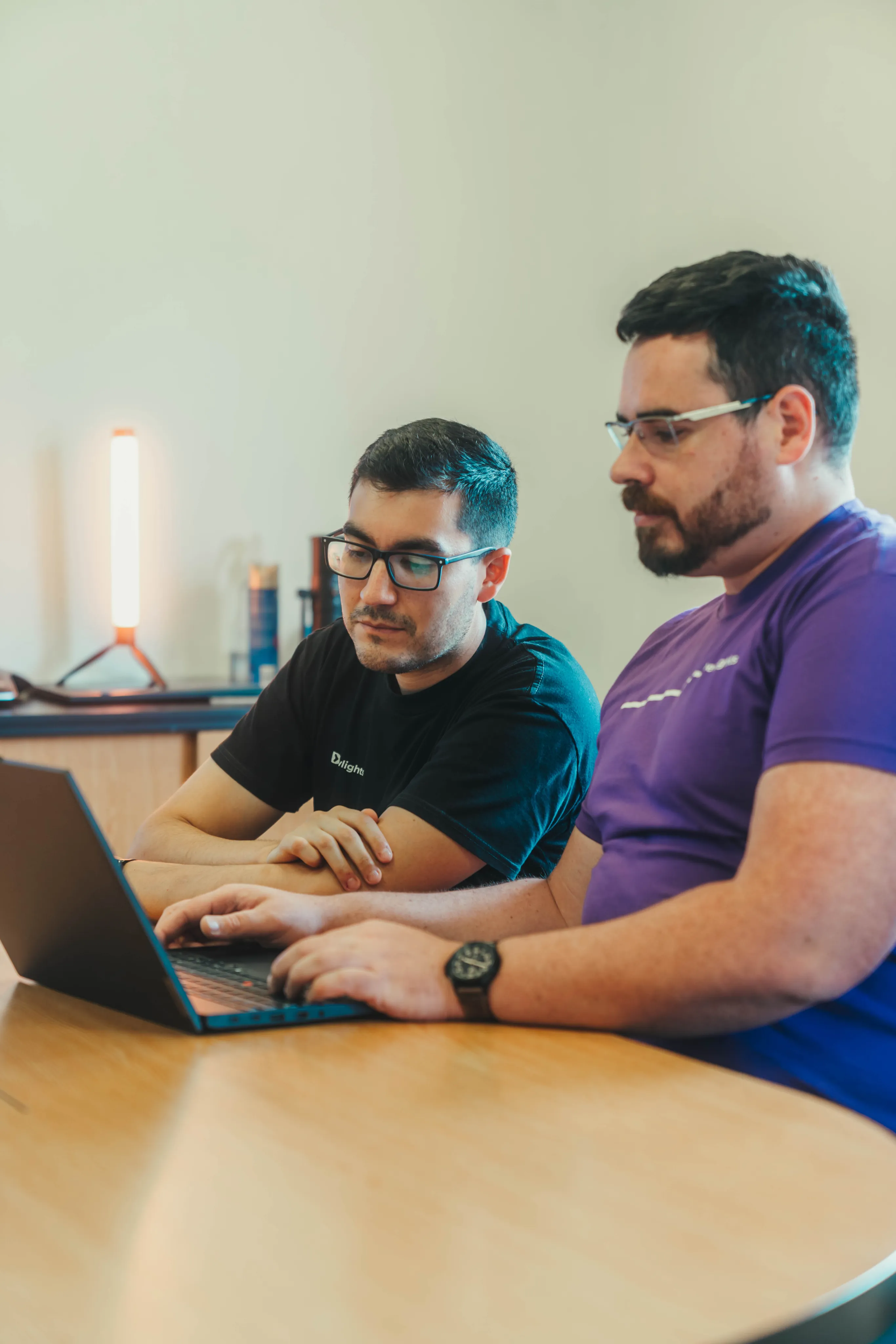 Estudiantes trabajando en desarrollo back-end