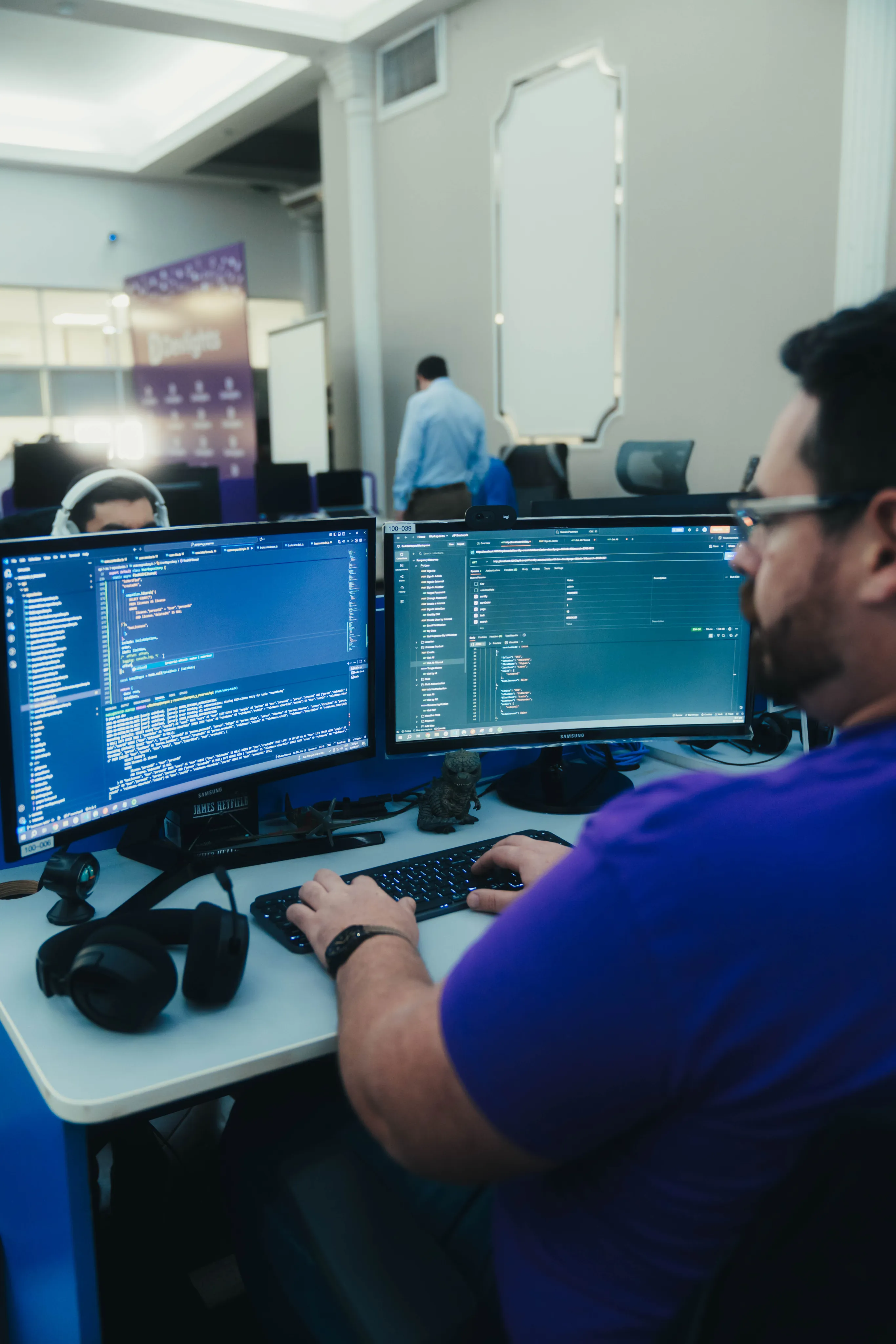 Persona programando frente a dos monitores