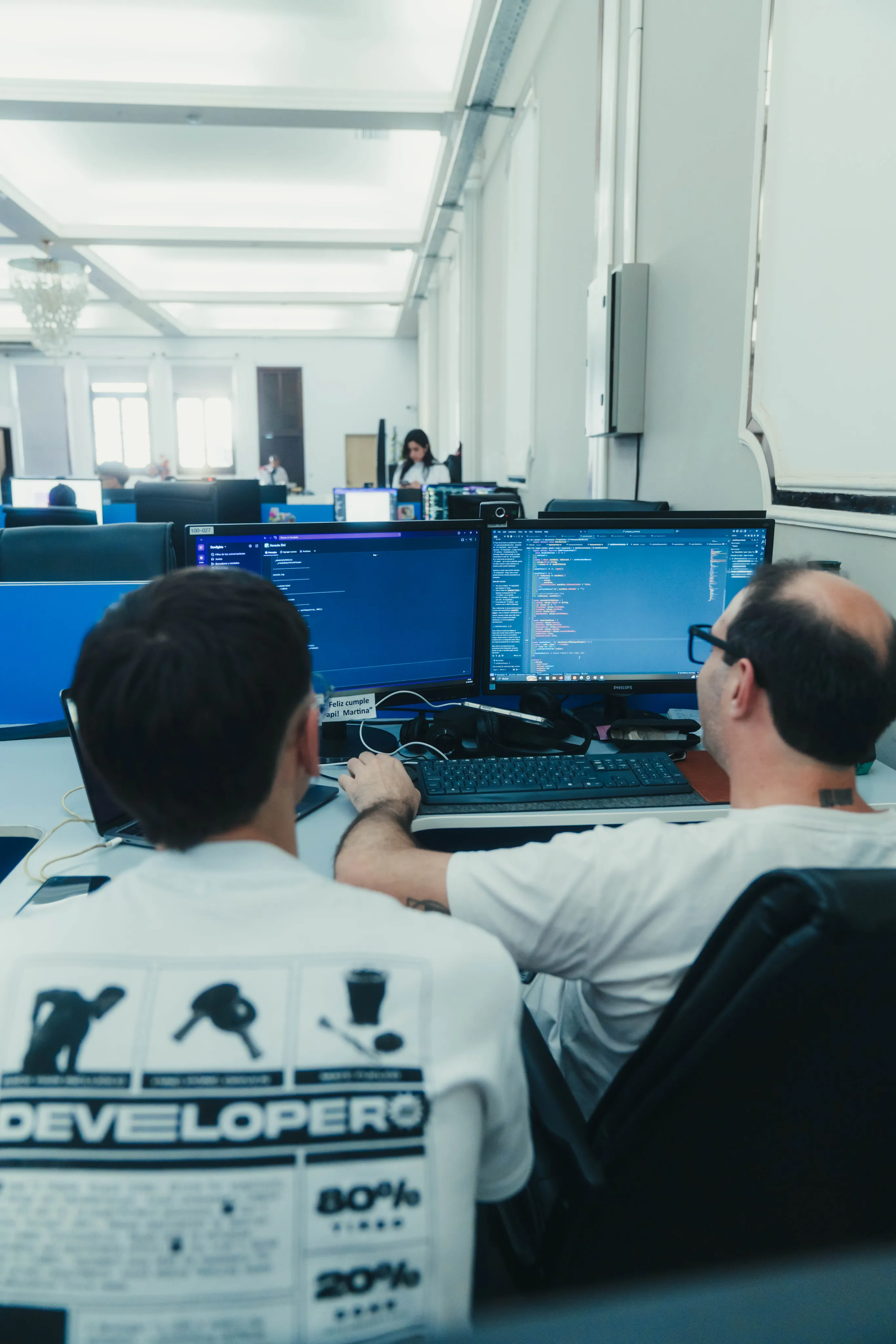 Estudiantes trabajando en el desarrollo de una interfaz web