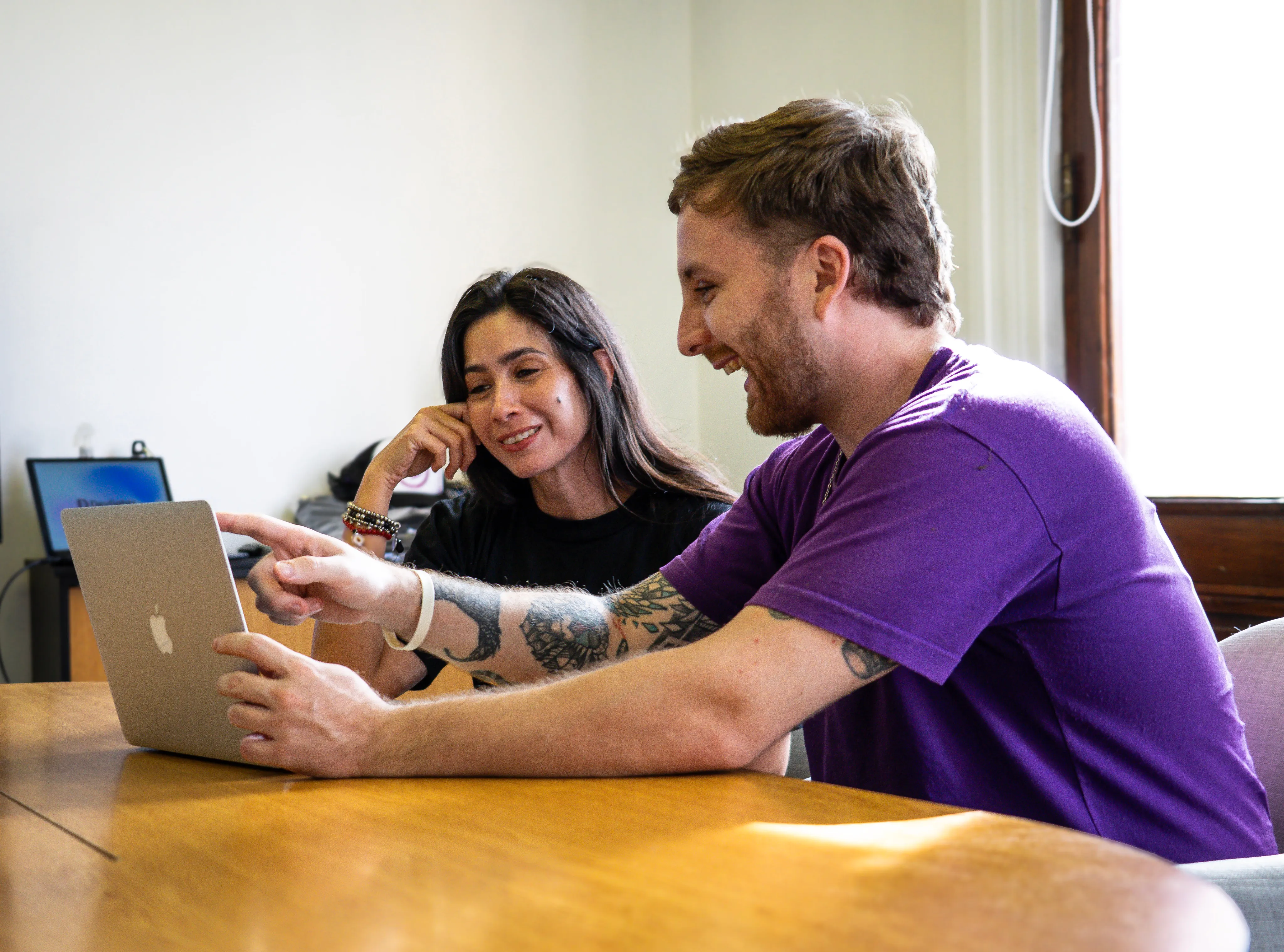 Dos estudiantes revisando código en un celular