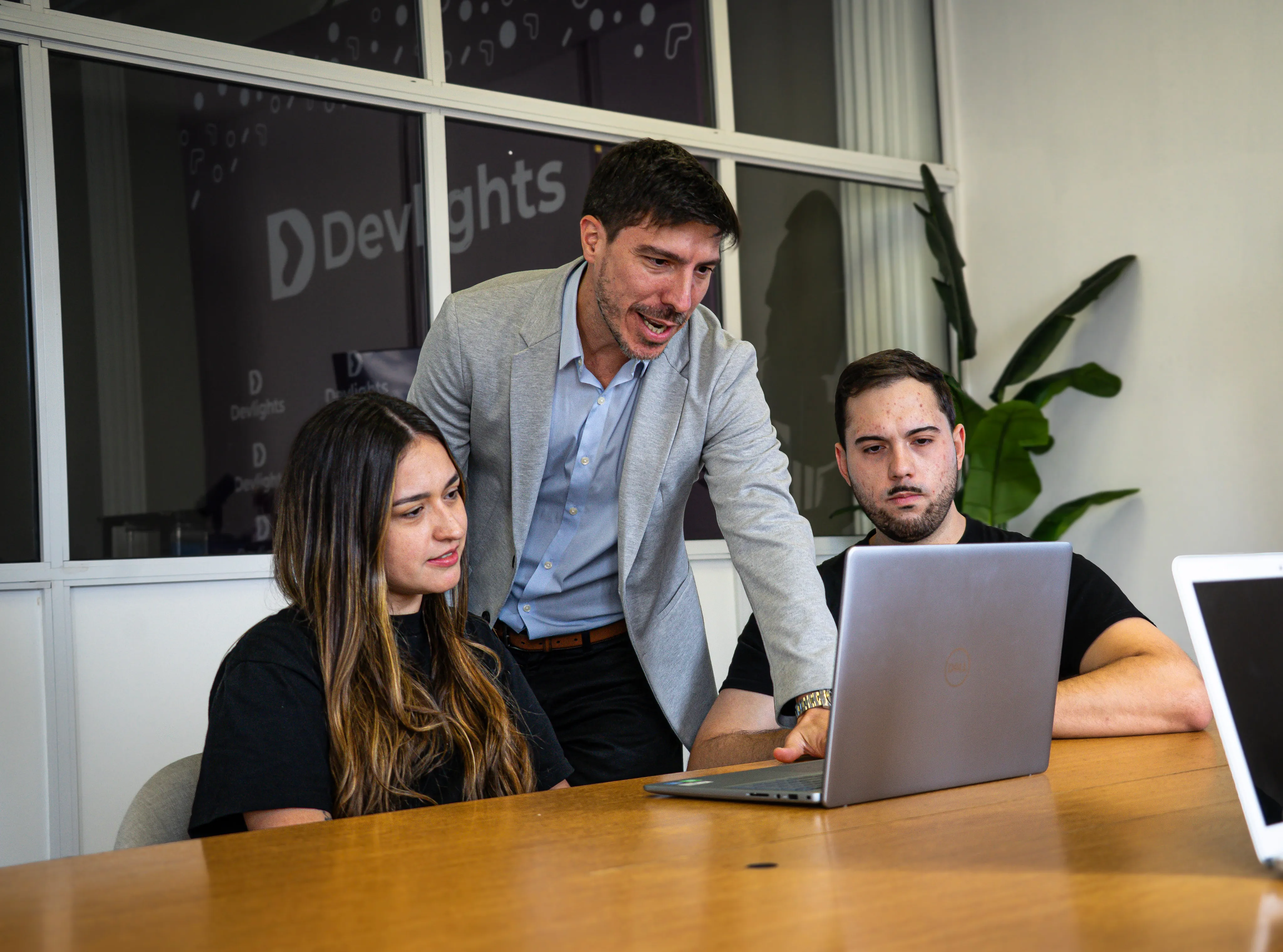 Equipo trabajando en la gestión de un proyecto