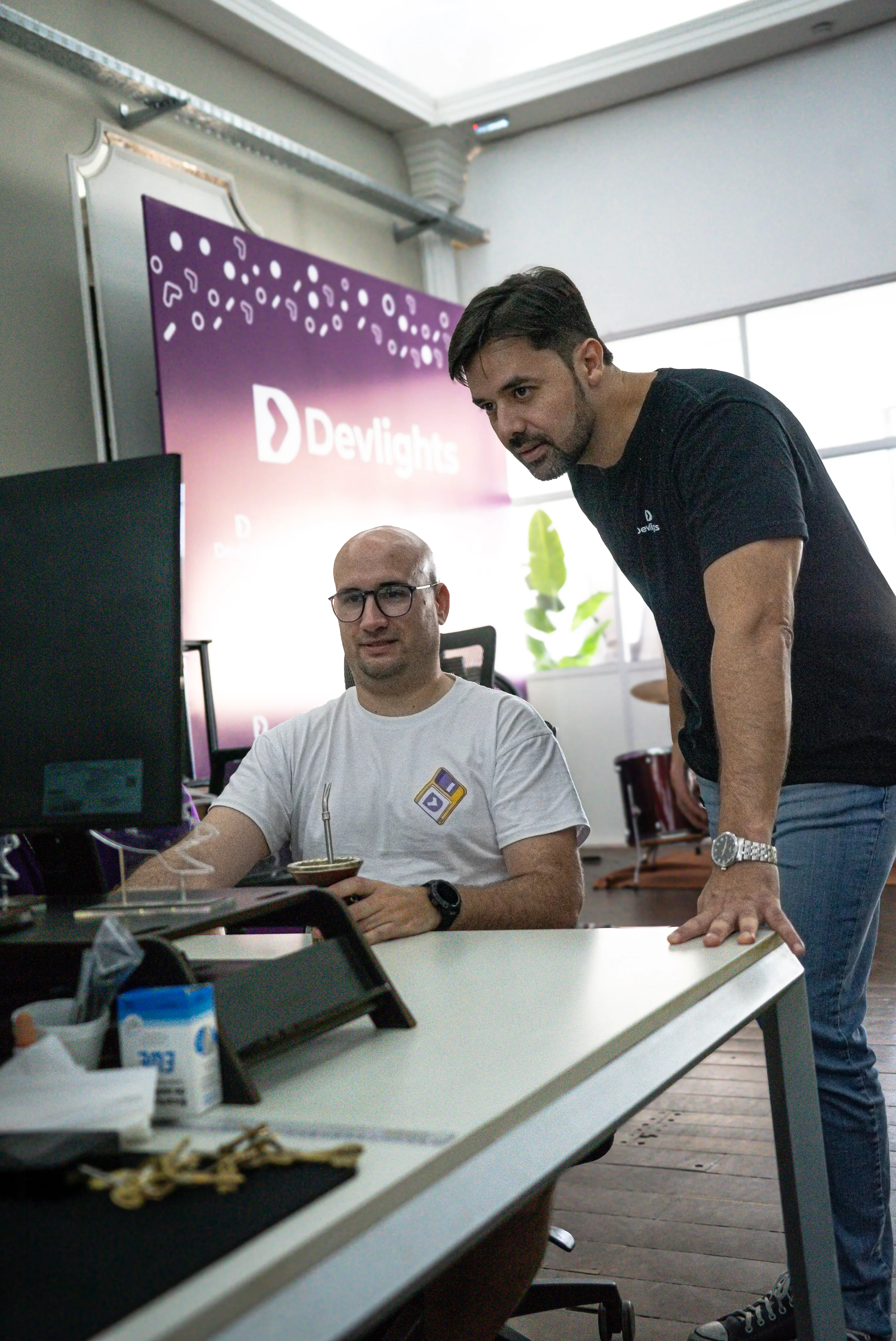 Mentor acompañando a un estudiante frente a la computadora