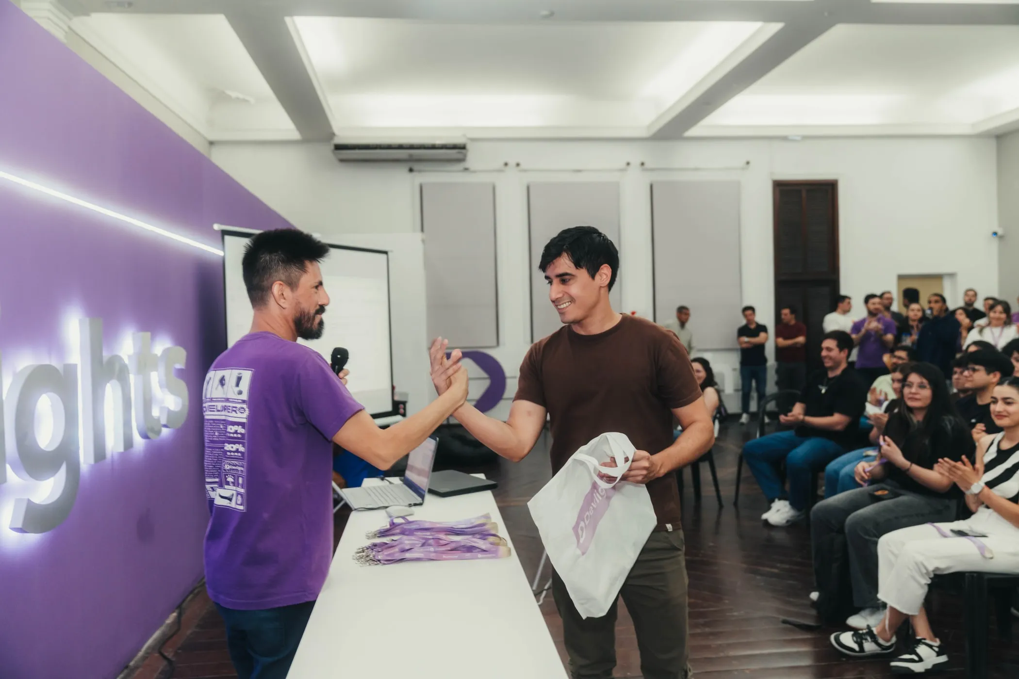 Entrega de kits a un participante del Bootcamp 4.0