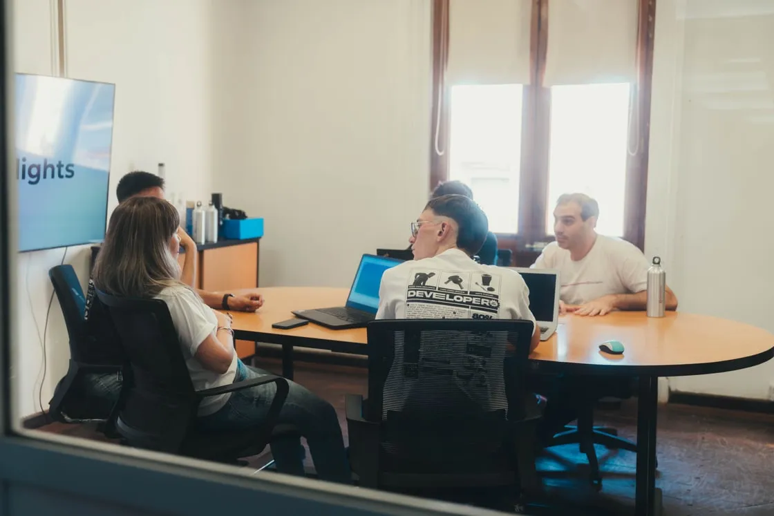 Participantes del Bootcamp trabajando en equipo durante una clase